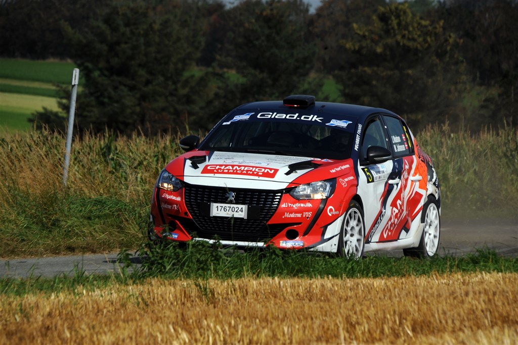 Et møde med en bigballe gav buler i venstresiden på rallybilen og kostede Jacob Madsen/Mie Aagaard Johansen nogle sekunder på den anden hastighedsprøve i Rally Vestjylland.
(Foto: Glad Sport Presse)
